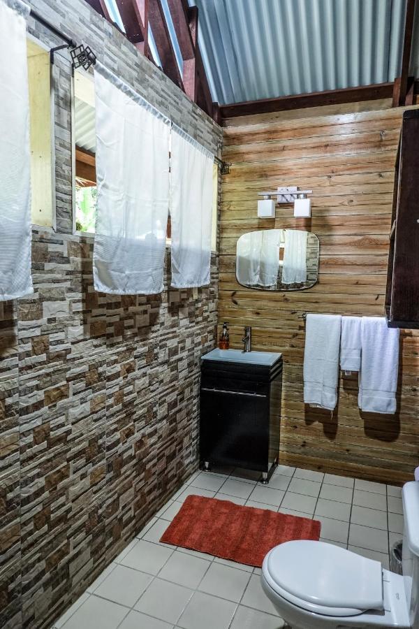 Surf Break At Paunch Bed & Breakfast Bocas del Toro Exterior photo